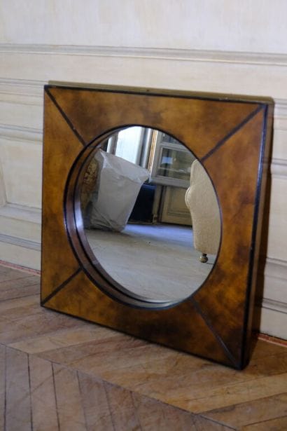 Miroir à vue de forme ronde, dans un encadrement...