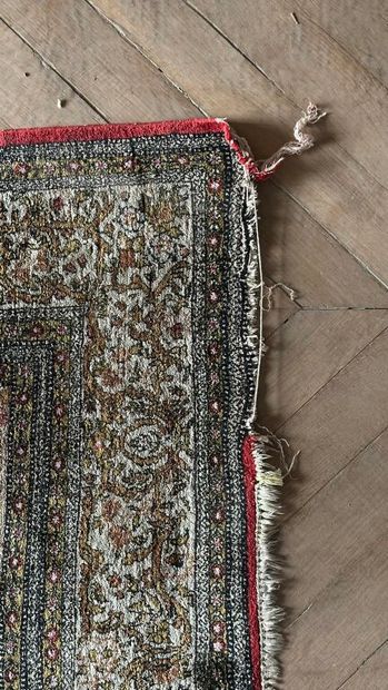 TAPIS d'ORIENT, Iran.
Tapis en laine et soie...