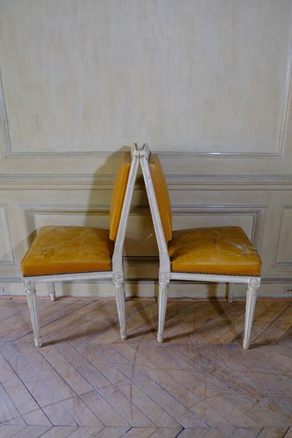 Paire de chaises à dossier plat en bois laqué...