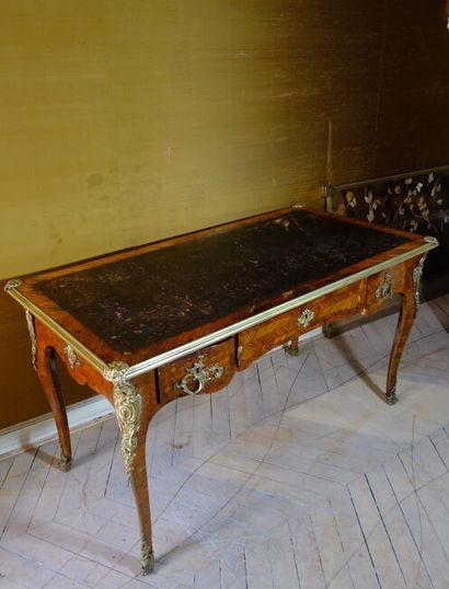 Bureau plat rectangulaire à décor marqueté...