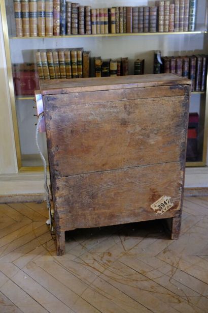 Prie dieu en noyer mouluré ouvrant par deux...