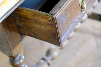 Table de style Louis XIII en bois mouluré...