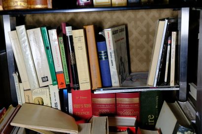 Fort ensemble de livres reliés ou brochés...