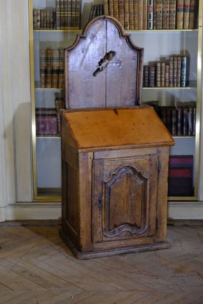 Petit secrétaire en pente formant écritoire...