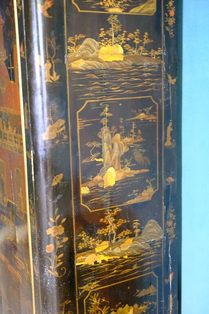 Armoire à décor de panneaux en laque européenne...