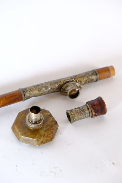 CHINE.
Pipe à opium en bambou et métal argenté...