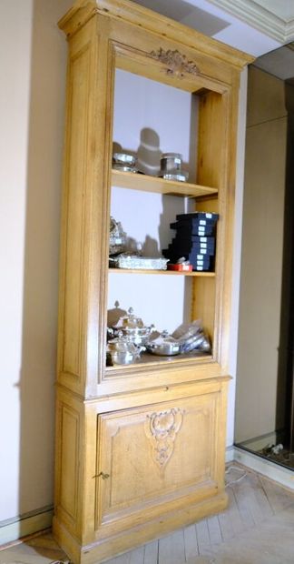 Paire de deux vitrines en chêne surmontée...