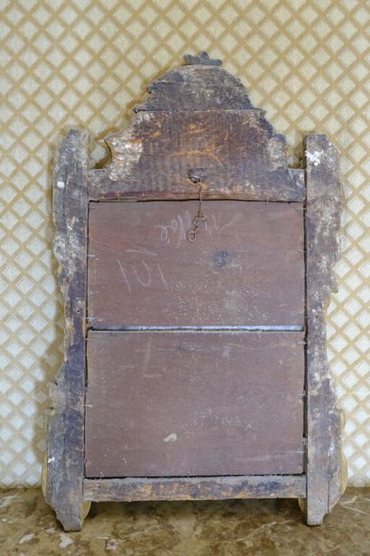 Glace rectangulaire, l'encadrement en bois...
