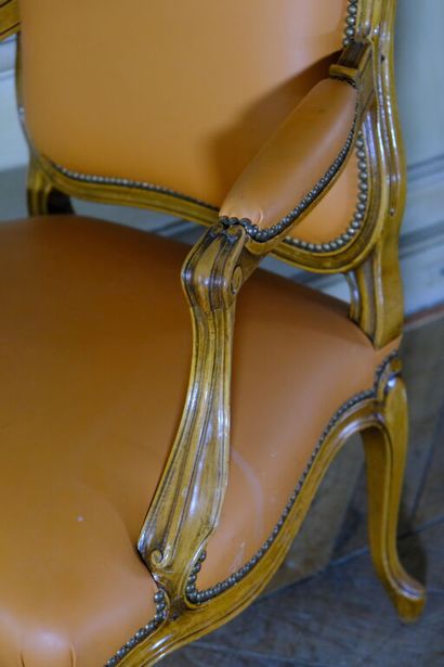 Fauteuil cabriolet à dossier droit en bois...