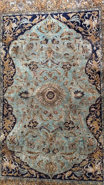 TAPIS d'ORIENT, Iran.
Tapis en laine et soie...