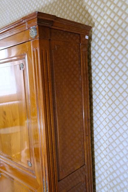 Petite armoire en acajou et placage d'acajou...