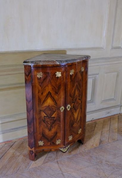 Encoignure à deux vantaux en placage de palissandre...