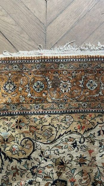 TAPIS D'ORIENT.
Tapis en laine et soie à...