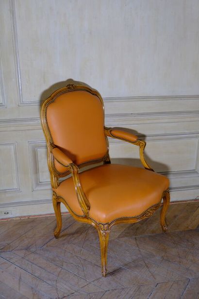 Fauteuil cabriolet à dossier droit en bois...