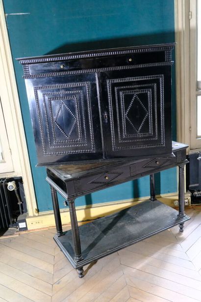 Cabinet à hauteur d'appui de forme architecturée...