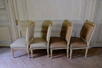 Suite de quatre chaises à assises basses...