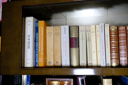 Fort ensemble de livres reliés ou brochés...