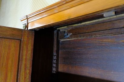 Petite armoire en acajou et placage d'acajou...