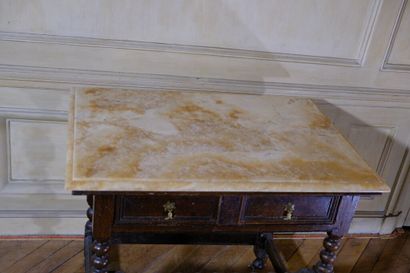 Table de style Louis XIII en bois mouluré...