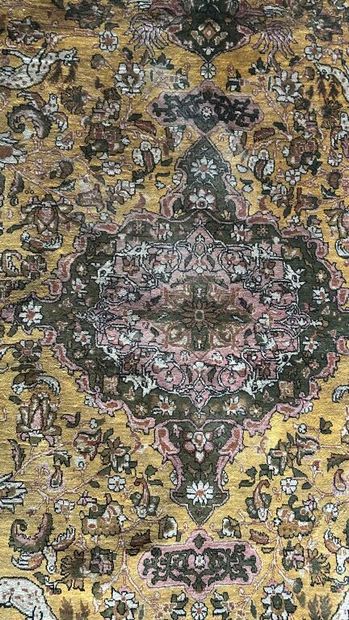 TAPIS d'ORIENT, Iran.
Tapis en laine et soie...