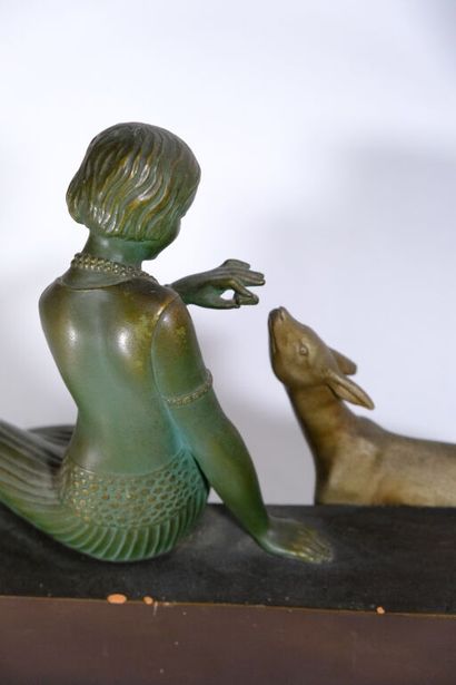 Jean MOY (XXème siècle)
Élégante au sautoir...