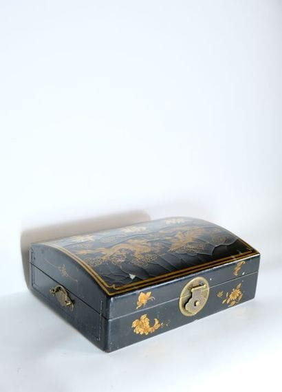 CHINE.
Coffret laqué noir et or, les anses...