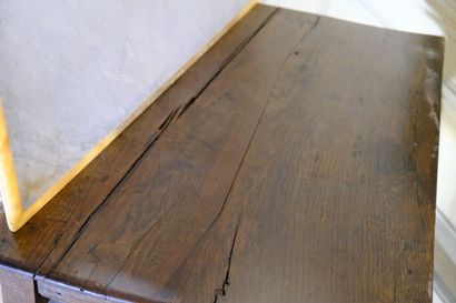 Table de style Louis XIII en bois mouluré...
