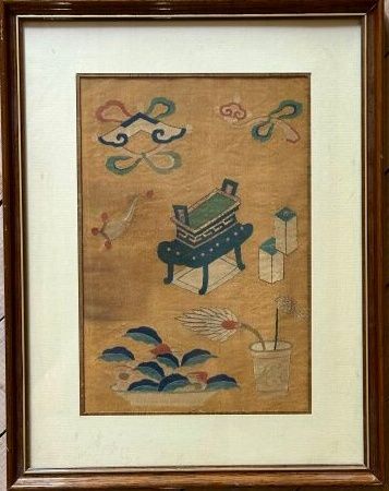 CHINE.
Petit panneau en kesi sur fond jaune,...