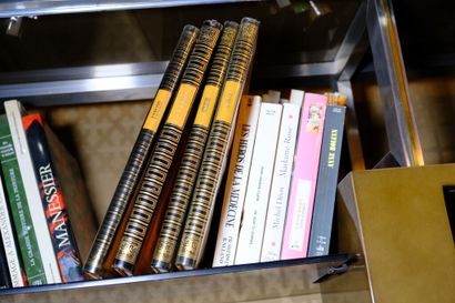 Fort ensemble de livres reliés ou brochés...