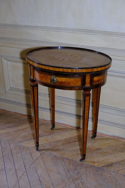 Petite table volante de forme ovale à décor...