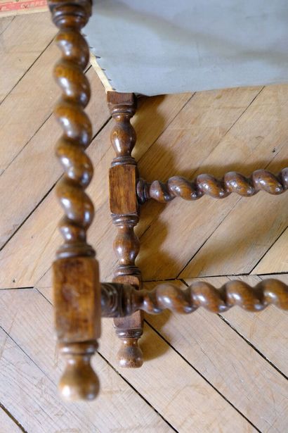 Ensemble en chêne ciré comprenant: 
- Une...