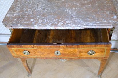 Petite commode en placage de bois de rose...