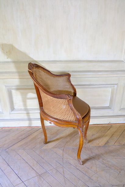 Fauteuil de bureau canné en hêtre mouluré...