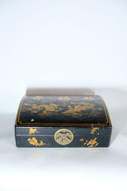 CHINE.
Coffret laqué noir et or, les anses...