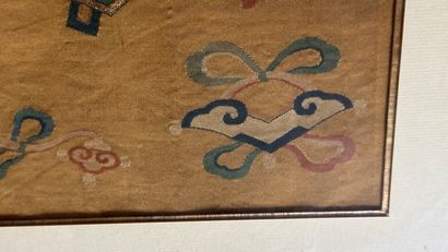 CHINE.
Petit panneau en kesi sur fond jaune,...