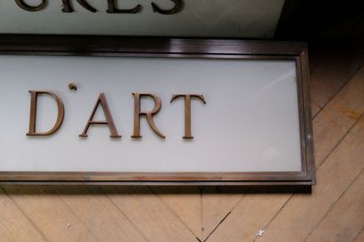 Ensemble de trois enseignes en verre et métal...
