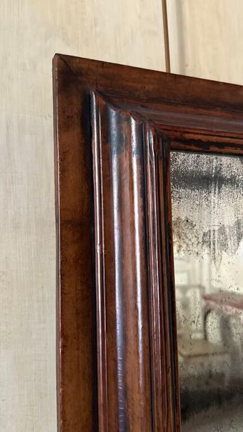 Miroir étroit dans un encadrement en bois...