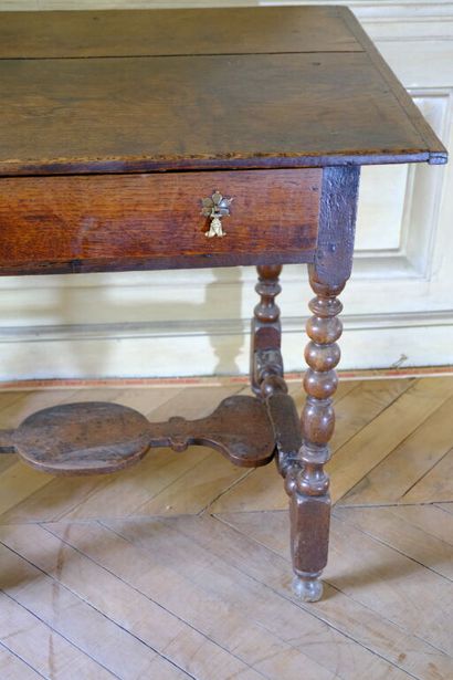 Ensemble en chêne ciré comprenant: 
- Une...