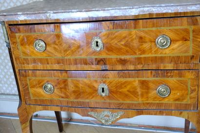 Petite commode en placage de bois de rose...