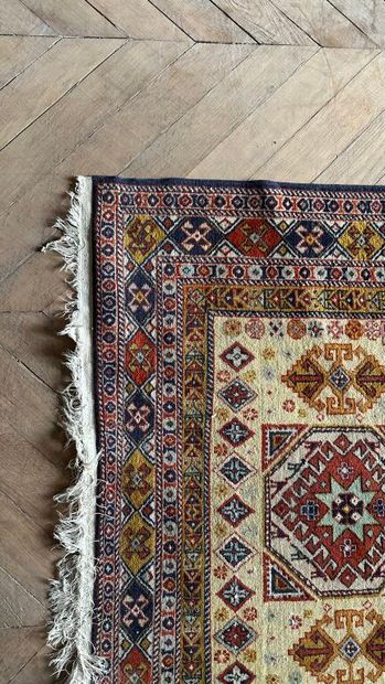 TAPIS d'ORIENT.
Tapis en laine et soie à...