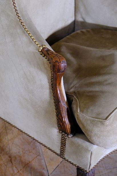 Bergère à oreilles en bois sculpté à décor...