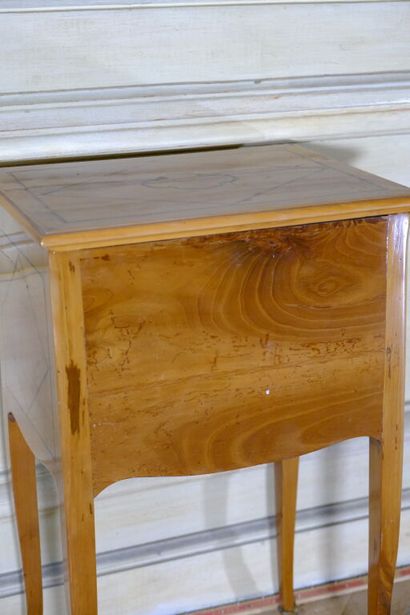 Petite table volante en merisier incrusté...