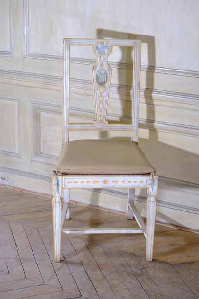 Chaise en bois relaqué blanc à dossier ajouré...