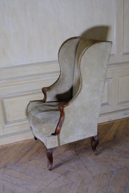 Bergère à oreilles en bois sculpté à décor...