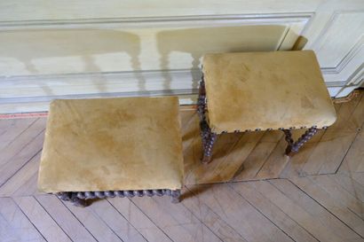 Ensemble en chêne ciré comprenant: 
- Une...