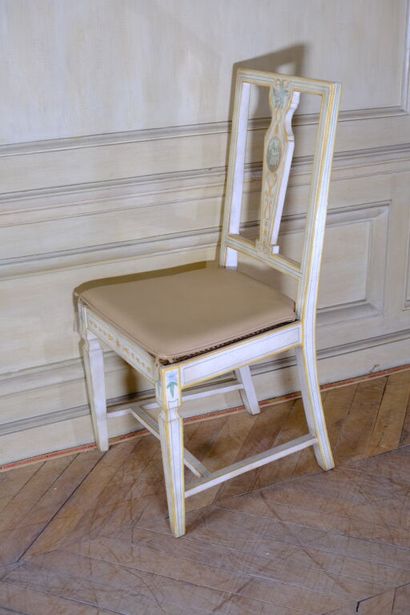 Chaise en bois relaqué blanc à dossier ajouré...
