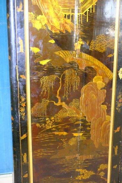 Armoire à décor de panneaux en laque européenne...