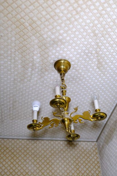 Trois lustres en laiton à 4 bras de lumière...