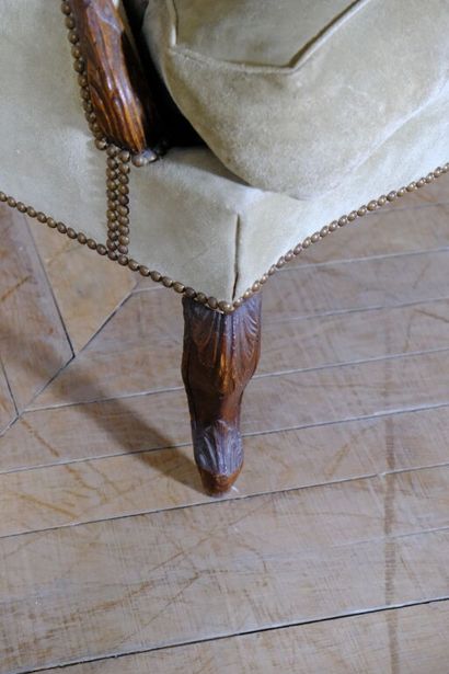 Bergère à oreilles en bois sculpté à décor...