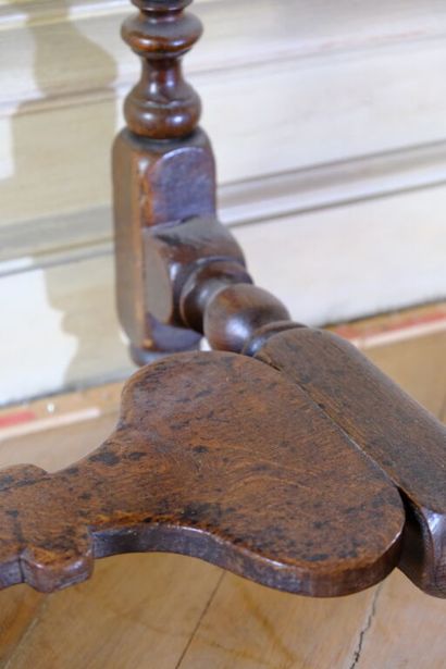 Ensemble en chêne ciré comprenant: 
- Une...